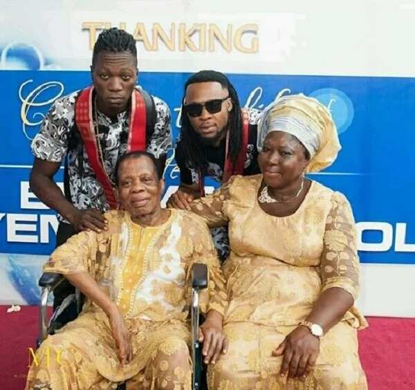 Flavour, his mother and brother DJ Derekz at the birthday celebration of Elder Benjamin Okoli in 2016. Photo: 2niteflavour on Instagram