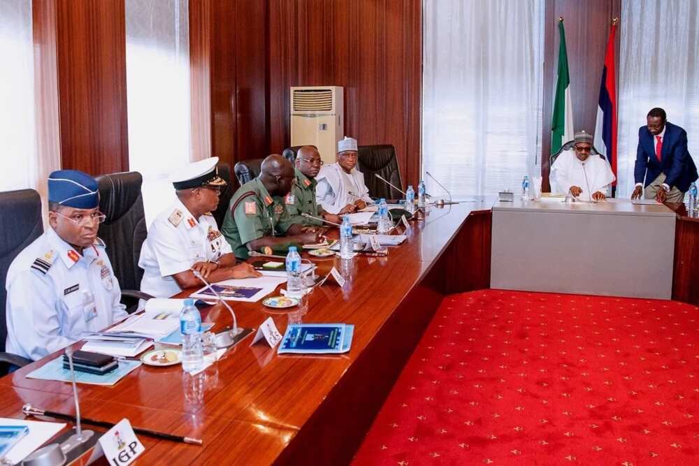 Yanzu Yanzu: Buhari ya koma bakin aiki, yayi ganawar sir da shugabannin tsaro (hotuna) Yanzu Yanzu: Buhari ya koma bakin aiki, yayi ganawar sir da shugabannin tsaro (hotuna)