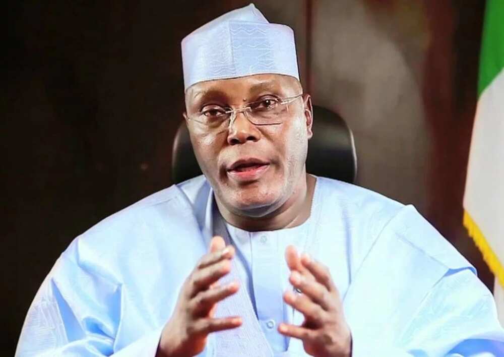 Atiku ya mai da martani akan hotunar sa da aka fitar yana cin abinci da yan mata Atiku ya mai da martani akan hotunar sa da aka fitar yana cin abinci da yan mata