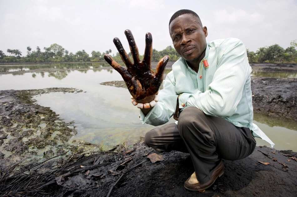 Eric-Dooh-at-home-in-goi-village-showing-oil-pollution-Marten van Dijl-Milieudefensie.jpg (fullscreen)