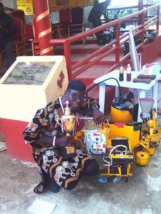 Nigerian shows electricity generator that is powered by water