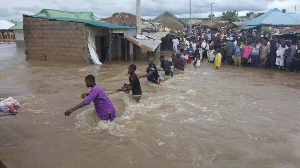 Residents struggle to rescue people caught in the flood. Photo credit: Sahara Reporters