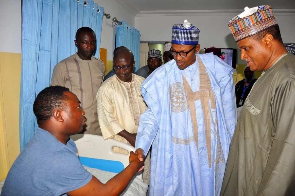Shugaba Buhari ya ziyarci matukan jirgin sojin saman Najeriya da suka ji rauni a asibiti Shugaba Buhari ya ziyarci matukan jirgin sojin saman Najeriya da suka ji rauni a asibiti