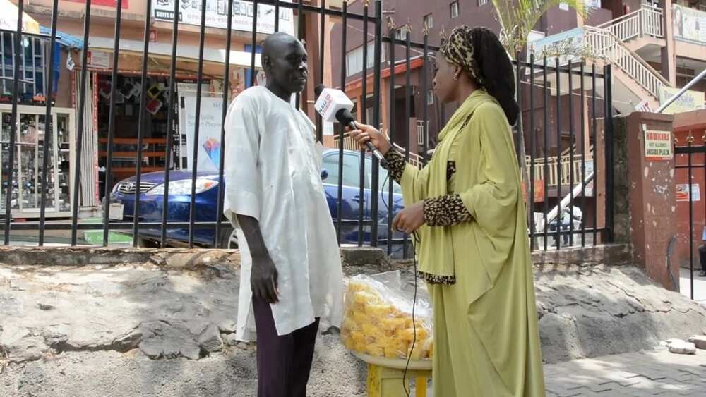 Da wannan abarba shi ne Mallam Ahmadu ke ciyar da mata 2 da yara 10 a Abuja Da wannan abarba shi ne Mallam Ahmadu ke ciyar da mata 2 da yara 10 a Abuja