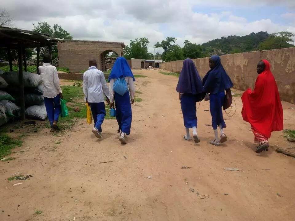 Angon 'yar shekara 9 da mahaifinta sun shiga hannu Angon 'yar shekara 9 da mahaifinta sun shiga hannu