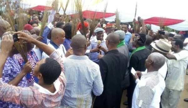 Akwa Ibom commissioner allegedly kneels to beg 5000 PDP defectors