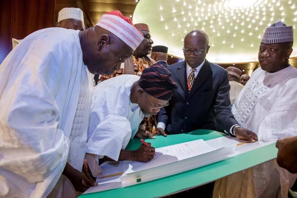 President Buhari meet governors at NEC session