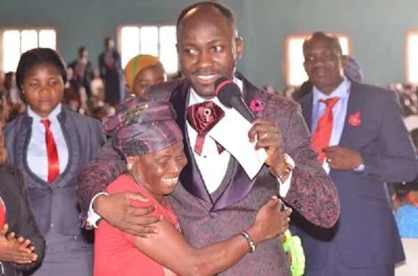 Cheerful Giver! Apostle Suleman puts old woman on 50k lifetime salary (photos)