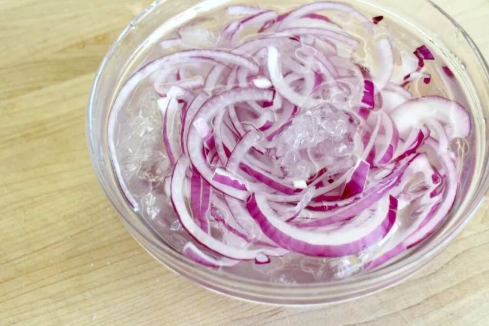 Eating raw onions - what does onion do to our body?