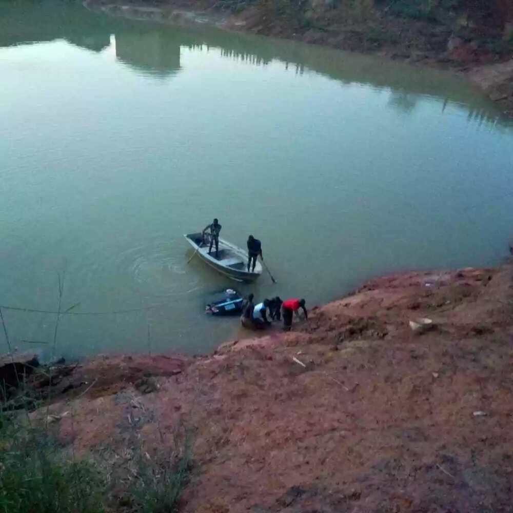 Abun bakin ciki: An gano motar Janar din soja da ya bace a karkashin wani tafki mai zurfi a Jos, hotuna