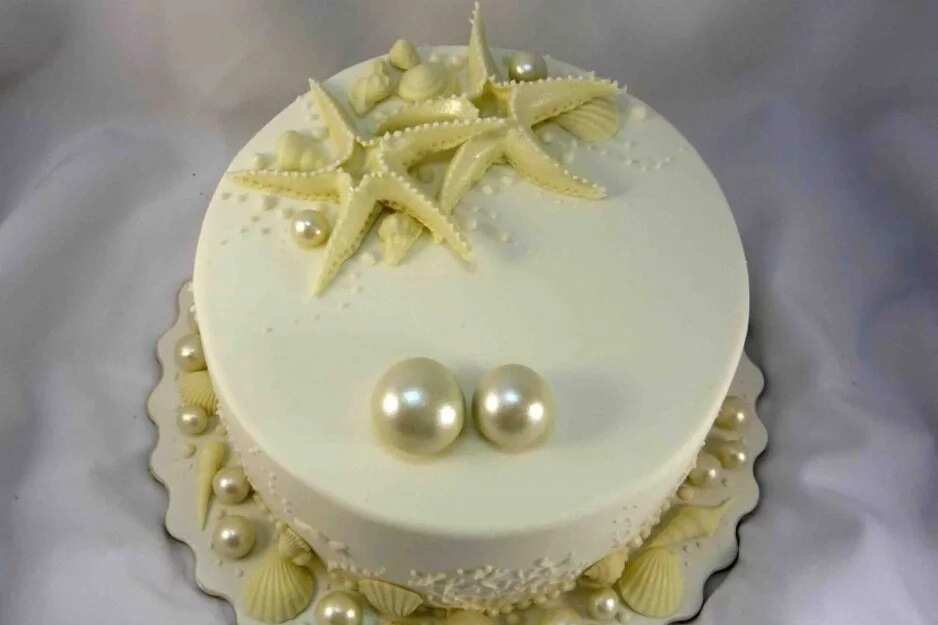 Pearl wedding anniversary decorated cake
