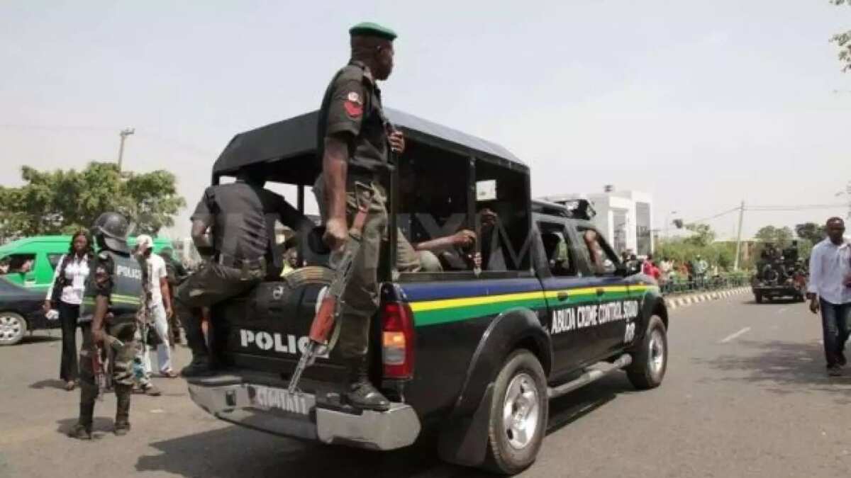 Drama in Osun: Policemen flee as soldiers invade station, free detained colleague