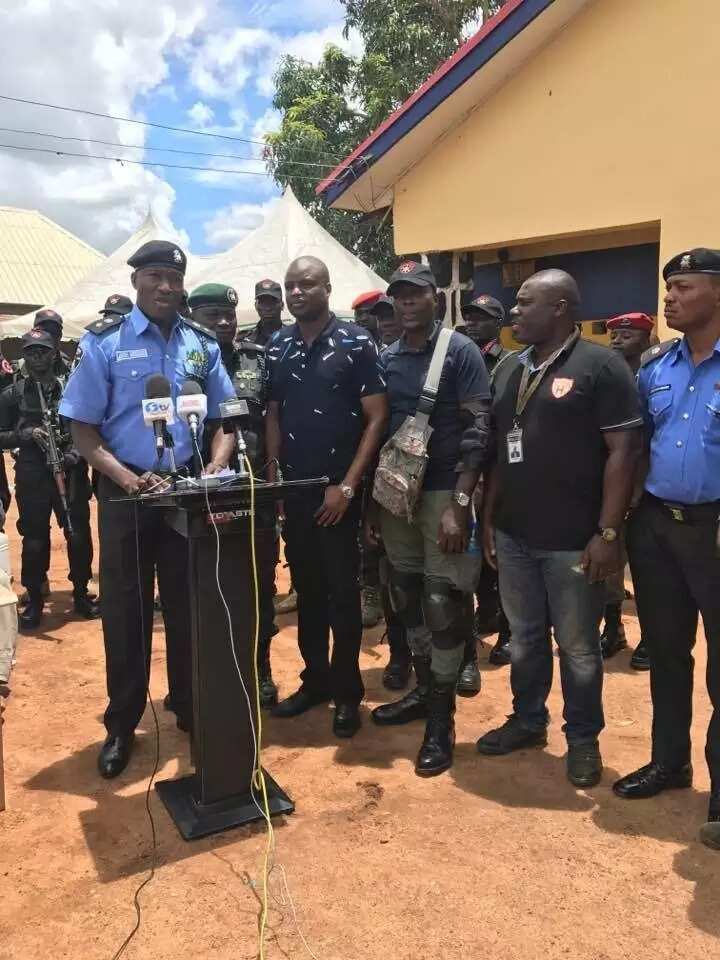 Police arrest kidnappers operating on Abuja-Kaduna expressway, confiscate various weapons