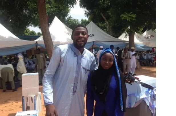 Lady celebrates best student in Kano who has 9 distinctions and 323 score in JAMB (photo)