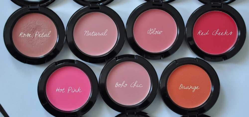 Hint for choosing the right shade of blush