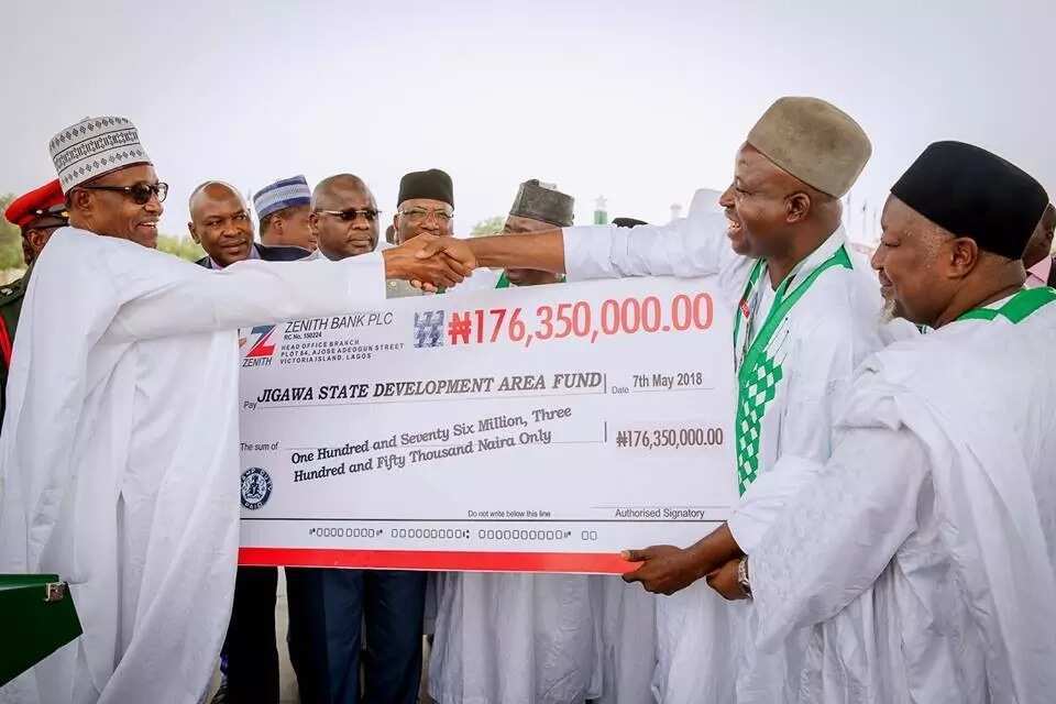Ayyukan da shugaba Buhari ya kaddamar a ziyarar day a kai Jihar Jigawa (hotuna) Ayyukan da shugaba Buhari ya kaddamar a ziyarar day a kai Jihar Jigawa (hotuna)