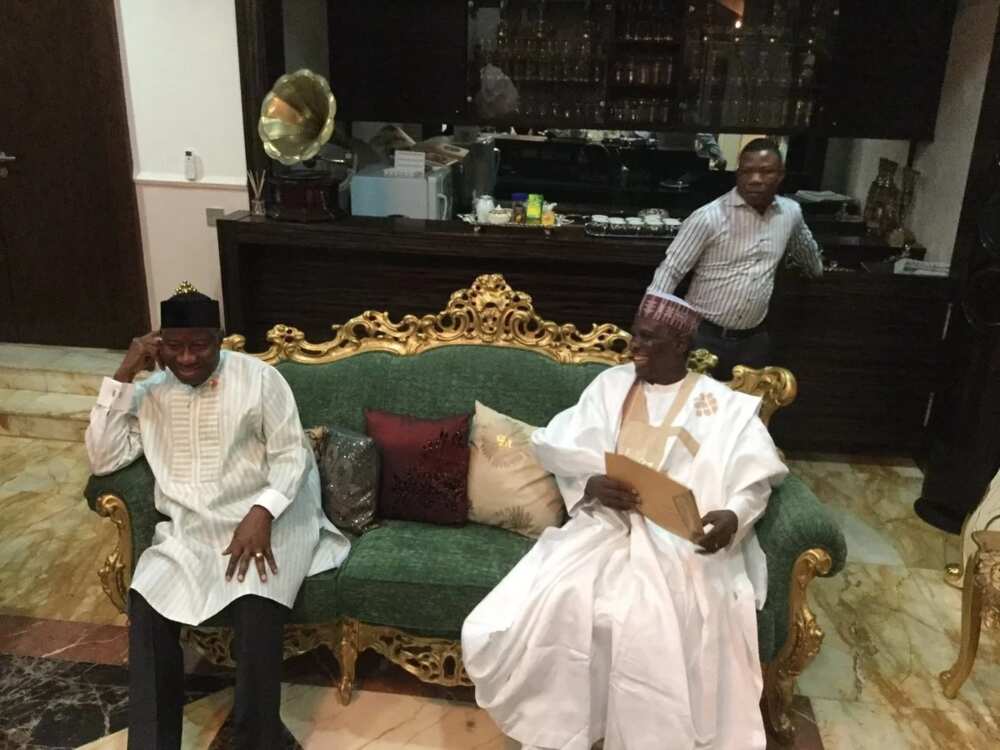 BREAKING: PDP leaders meet with Jonathan at his home in Abuja (Photos)