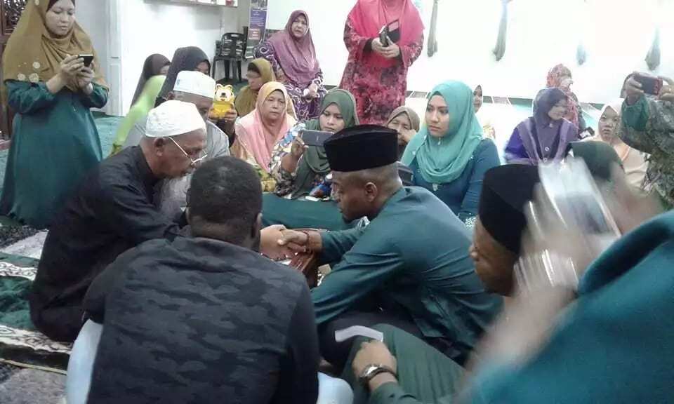 Yadda Inyamurin Najeriya ya auri Musulma yar kasar Malaysia Yadda Inyamurin Najeriya ya auri Musulma yar kasar Malaysia