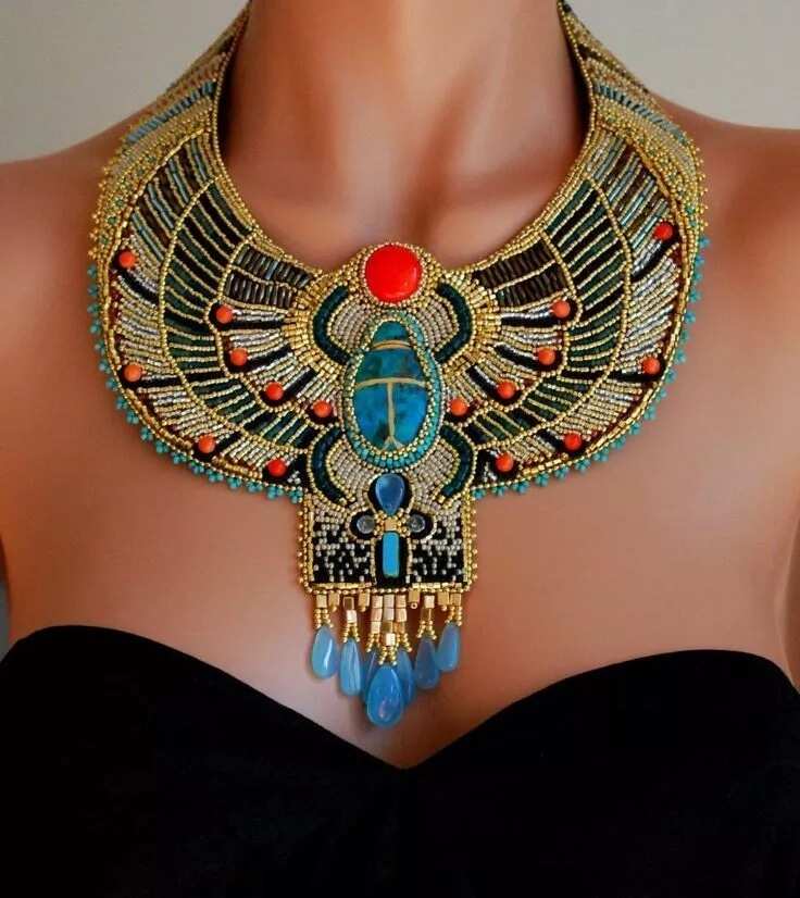 Beaded necklace-collar