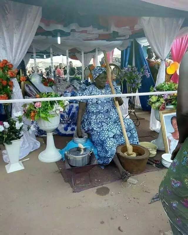 A dead woman "pounding yam" spotted during her burial in Ghana (photos)