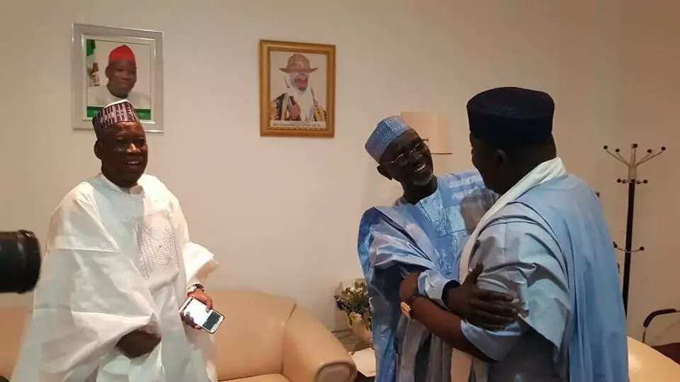 Takanas-ta-kano: Gwamnan APC ya yi tattaki har Kano don yiwa shekarau murna Takanas-ta-kano: Gwamnan APC ya yi tattaki har Kano don yiwa shekarau murna