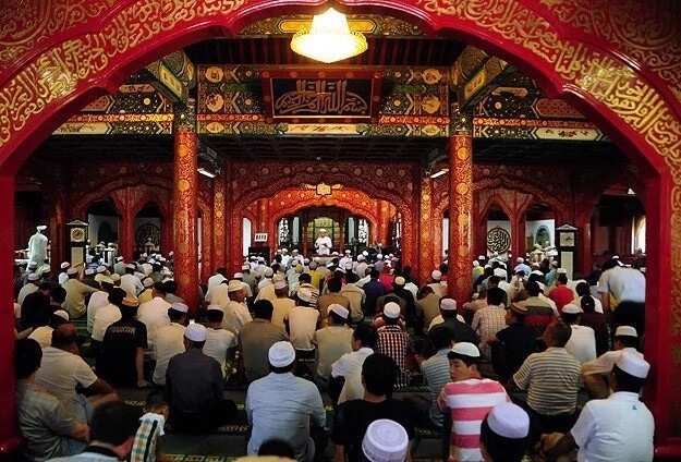An hana Musulmai yin Sallar Juma'a a Tajmahal