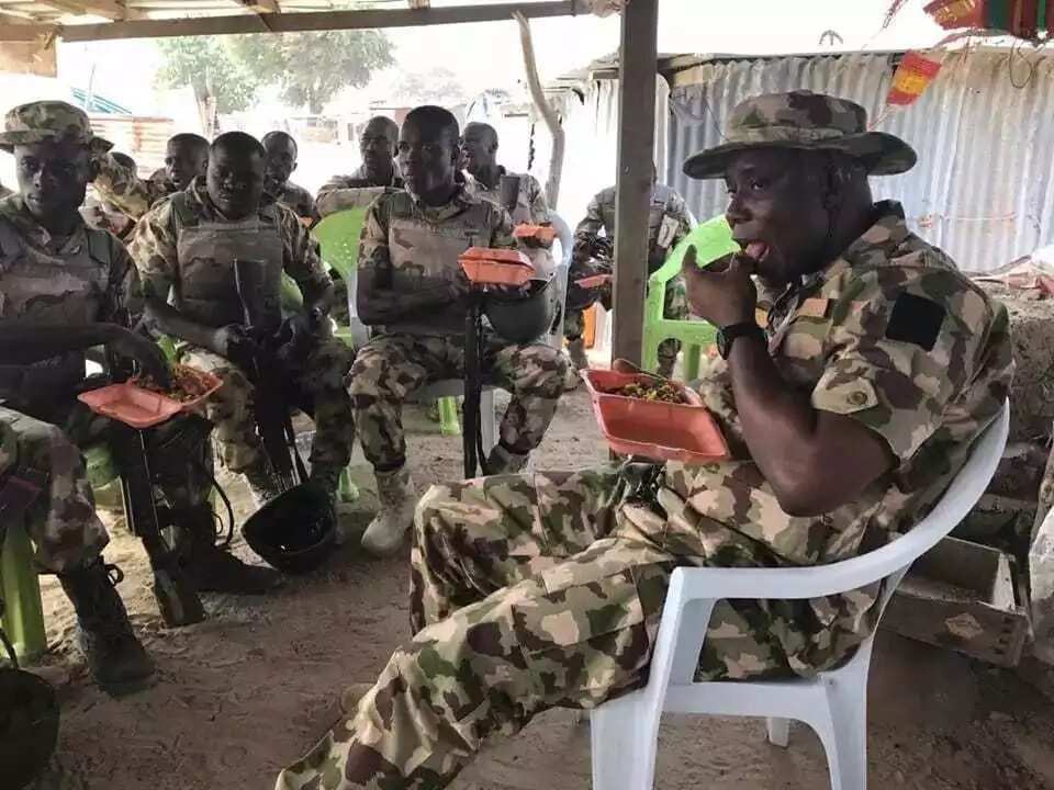 Janar Buratai yayi kalaci tare da Sojoji a dajin Sambisa Janar Buratai yayi kalaci tare da Sojoji a dajin Sambisa