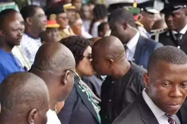 Wike ya sumbaci matarsa a ranar murnan bikin yanci kai Wike ya sumbaci matarsa a ranar murnan bikin yanci kai