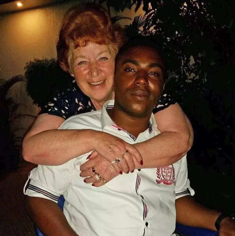 Karanta yadda shauƙin so ya kwashi wani saurayi inaymuri ya auri gyatuma mai shekaru 72 Karanta yadda shauƙin so ya kwashi wani saurayi inaymuri ya auri gyatuma mai shekaru 72
