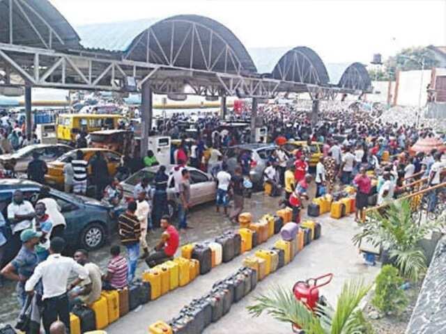 A crowd waiting to buy fuel