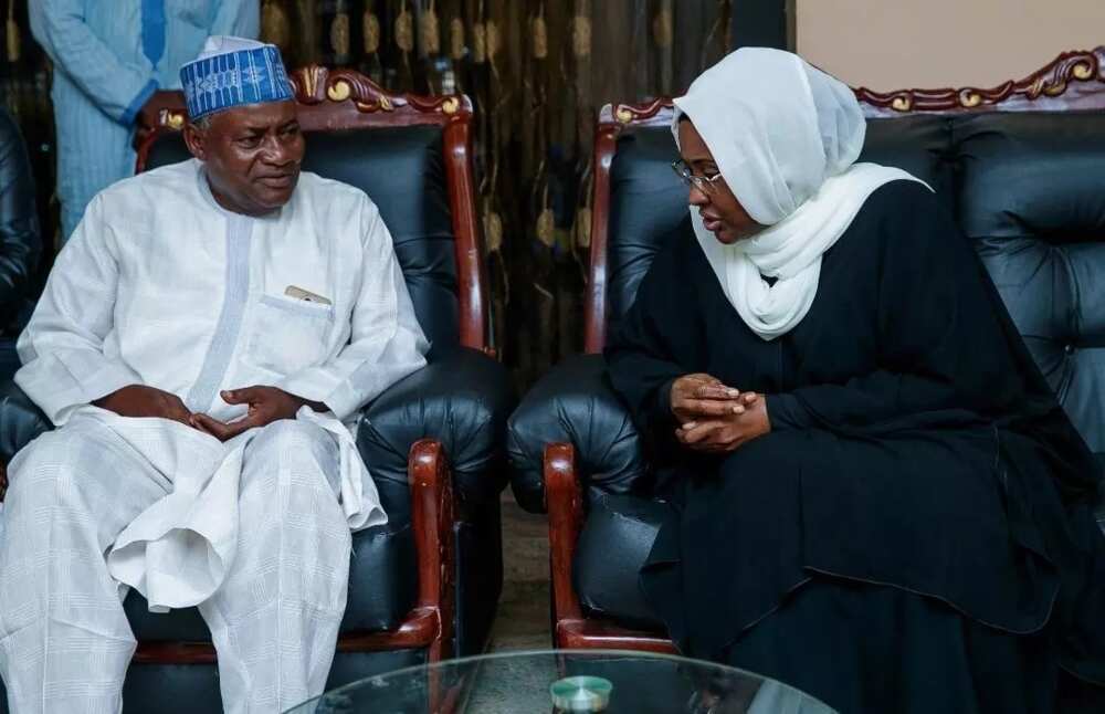 Aisha Buhari ta kai ziyarar ta'aziyya gidansu Baba-Ari Aisha Buhari ta kai ziyarar ta'aziyya gidansu Baba-Ari