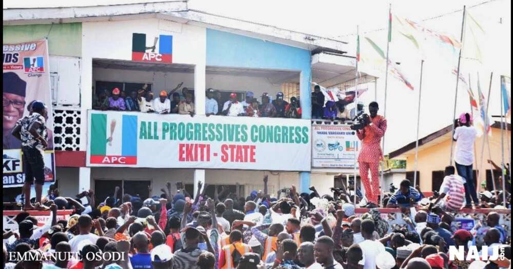Supporters of Fayemi celebrating with him at the APC secretariat.