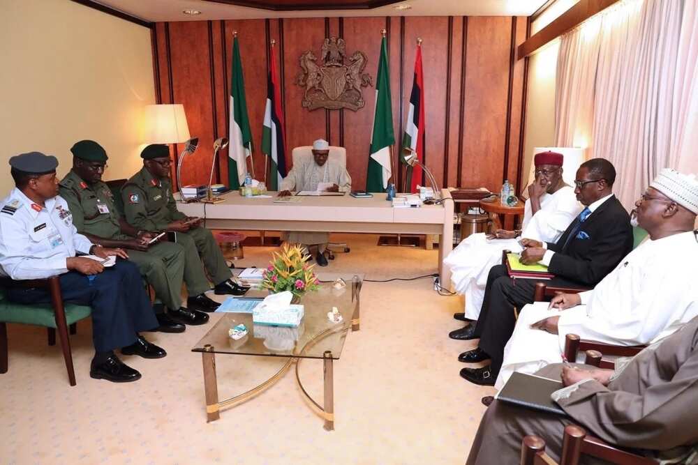BREAKING: President Buhari meets with service chiefs in his residence