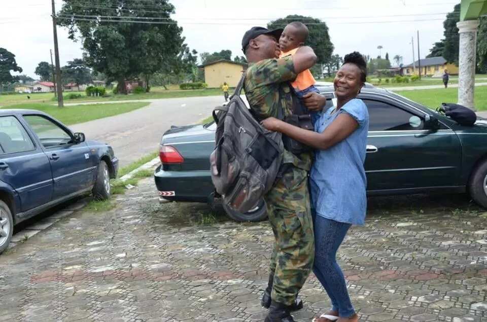 Matan Sojoji sun cika da murna yayin da mazajensu suka dawo daga jihar Borno lafiya (Hotuna) Matan Sojoji sun cika da murna yayin da mazajensu suka dawo daga jihar Borno lafiya (Hotuna)