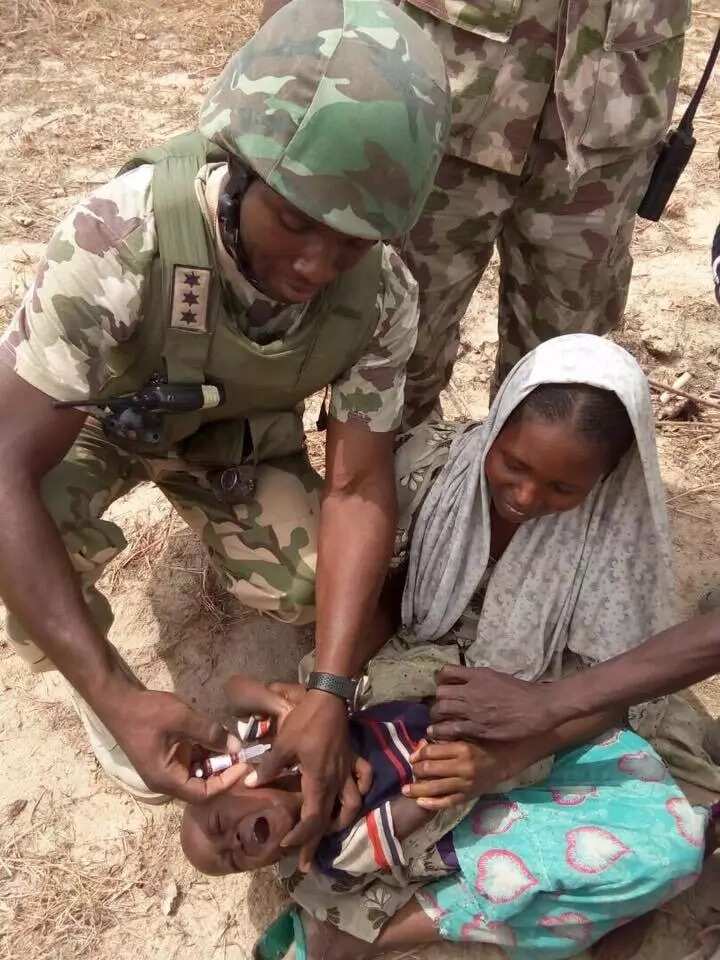 Nigerian Army troops spotted giving humanitarian support