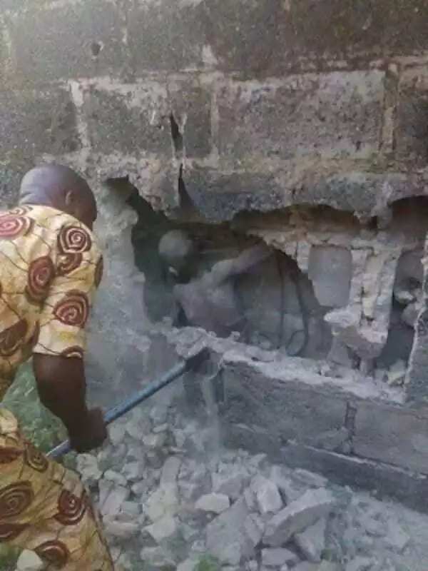 An gano wani yaro da aka boye shi a cikin bango a garin Akure An gano wani yaro da aka boye shi a cikin bango a garin Akure