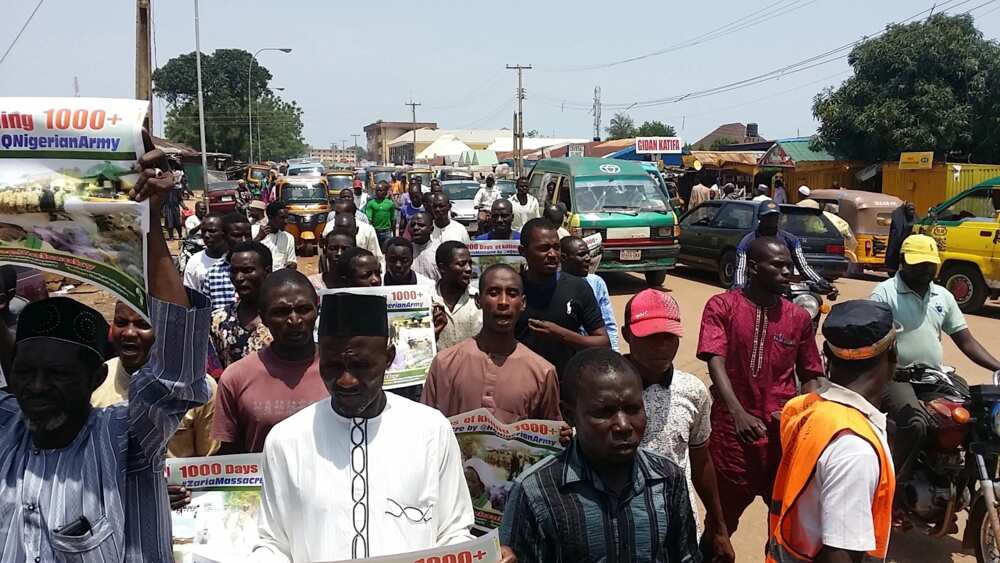 Yan shi’a sun yi zanga-zanga a Kaduna duk da haramcin da gwamnati ta sanya kan haka (hotuna) Yan shi’a sun yi zanga-zanga a Kaduna duk da haramcin da gwamnati ta sanya kan haka (hotuna)