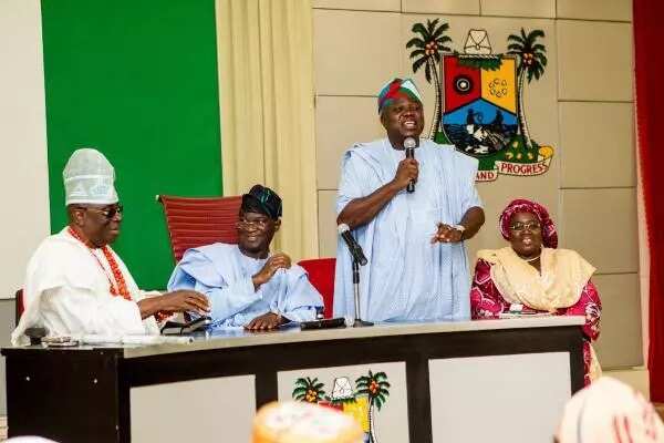 PHOTOS: Ambode Receives Hand-Over Notes From Fashola