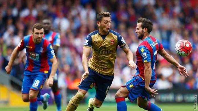 Wenger Laughs Off Ozil Rumours