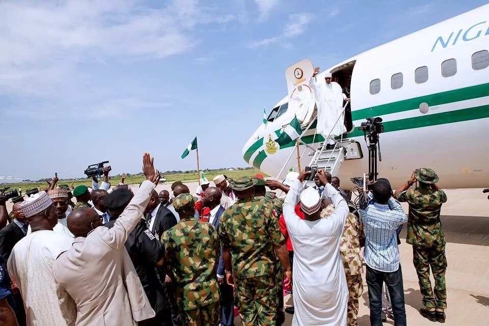 Just in: Buhari ends holiday in Duara, arrives Abuja with family (photos) Just in: Buhari ends holiday in Duara, arrives Abuja with family (photos)