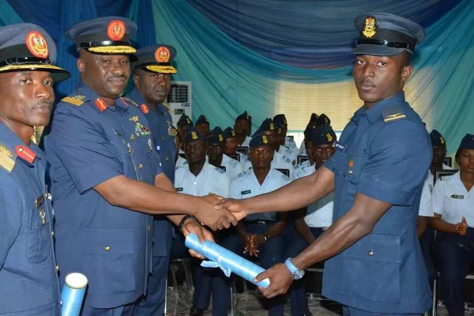 Sojin Saman Najeriya sun yaye sabbin dalibai masu tuqa sabbin jiragen da aka samo don yakar Boko Haram Sojin Saman Najeriya sun yaye sabbin dalibai masu tuqa sabbin jiragen da aka samo don yakar Boko Haram