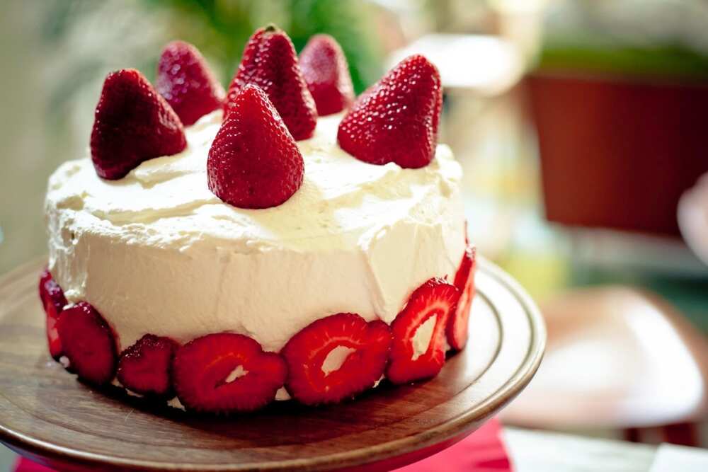 birthday cakes for women with strawberries