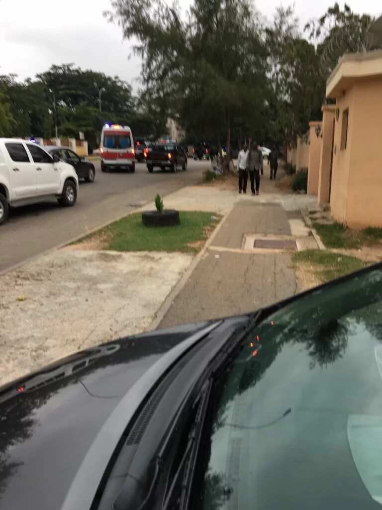 Police cars allegedly blocking the home of the Senate president. Photo source: Bamikole Omisore