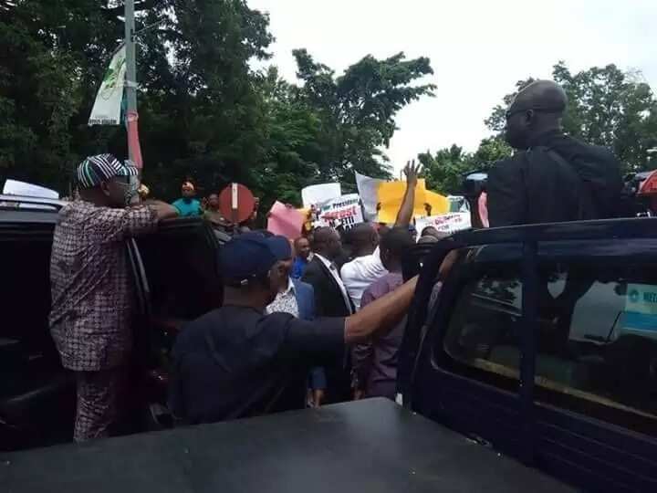 Breaking: Benue youths block Ortom from meeting APC leaders in Abuja