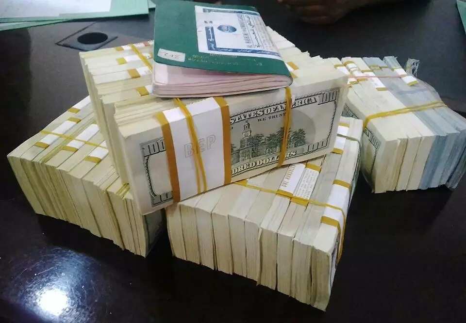 EFCC receives 375,000 US dollars intercepted by Customs service