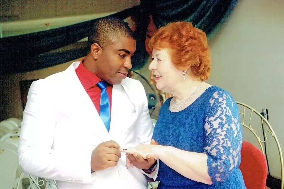 Karanta yadda shauƙin so ya kwashi wani saurayi inaymuri ya auri gyatuma mai shekaru 72 Karanta yadda shauƙin so ya kwashi wani saurayi inaymuri ya auri gyatuma mai shekaru 72