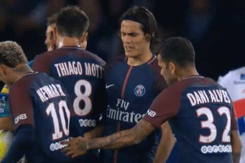 Cavani rejects €1m offer from PSG to hand over penalty duties to Neymar