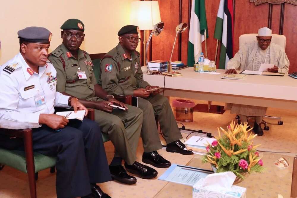 BREAKING: President Buhari meets with service chiefs in his residence