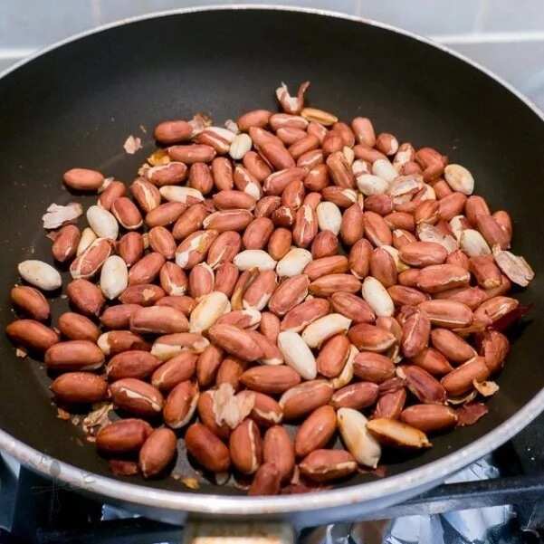 How to fry groundnut on a frying pan?