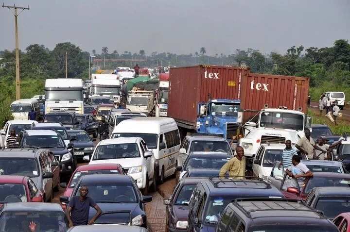 BREAKING: 14 passengers burnt to death as bus catches fire on Lagos-Ibadan expressway